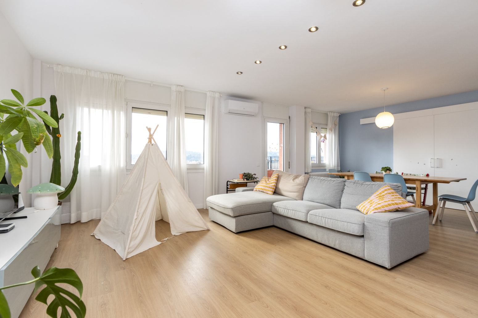 Living room of Flat for sale in Terrassa  with Heating, Parquet flooring and Terrace