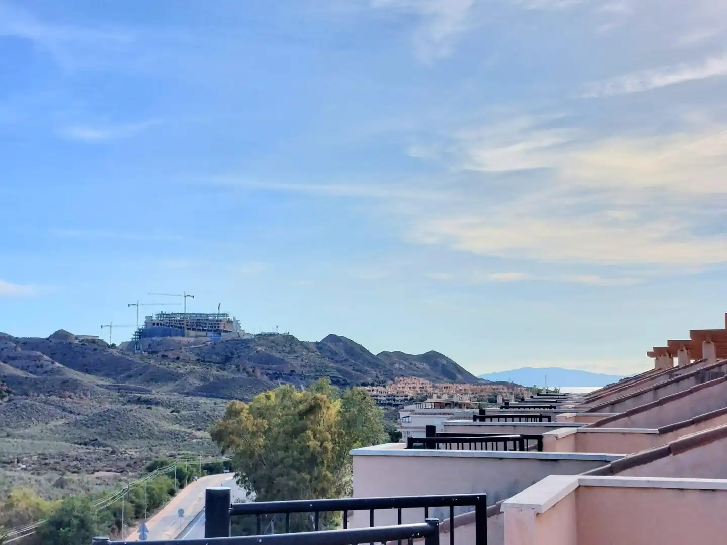 Vista exterior de Àtic en venda en Águilas amb Aire condicionat, Calefacció i Jardí privat