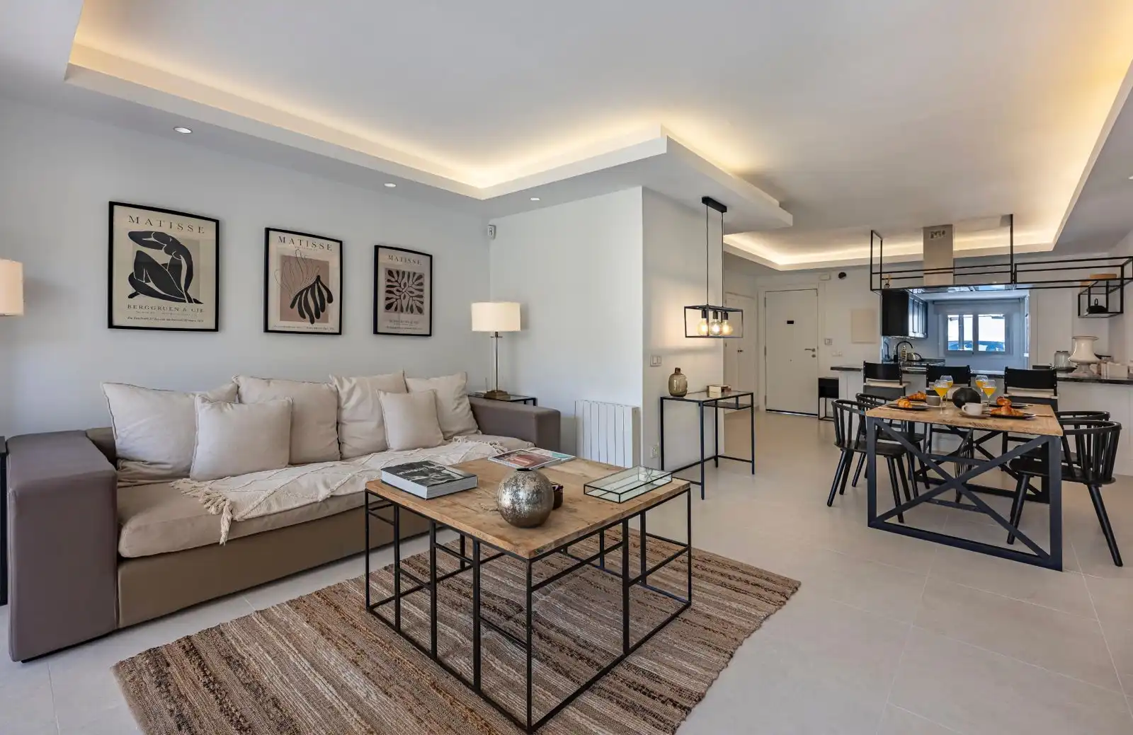 Sala de estar de Casa adosada de alquiler en Marbella con Aire acondicionado, Jardín privado y Trastero