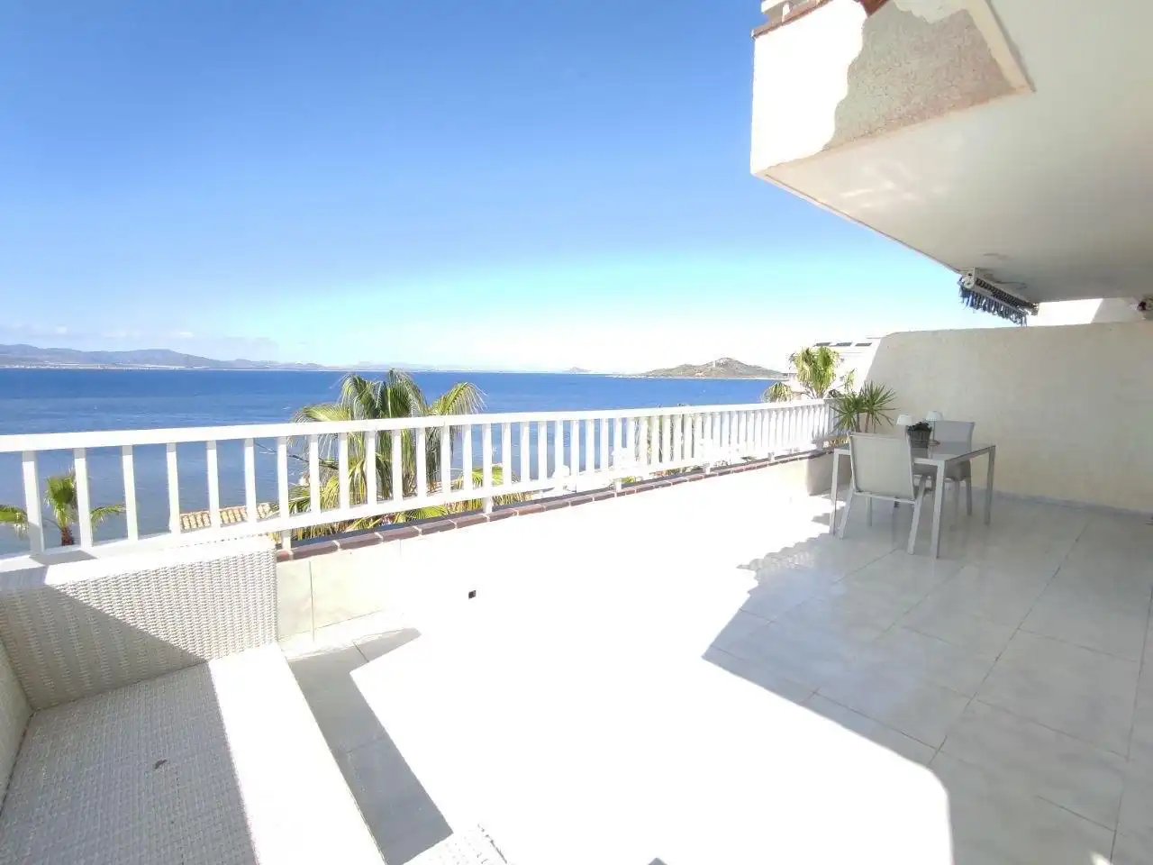 Terraza de Apartamento de alquiler en La Manga del Mar Menor con Calefacción, Terraza y Piscina comunitaria