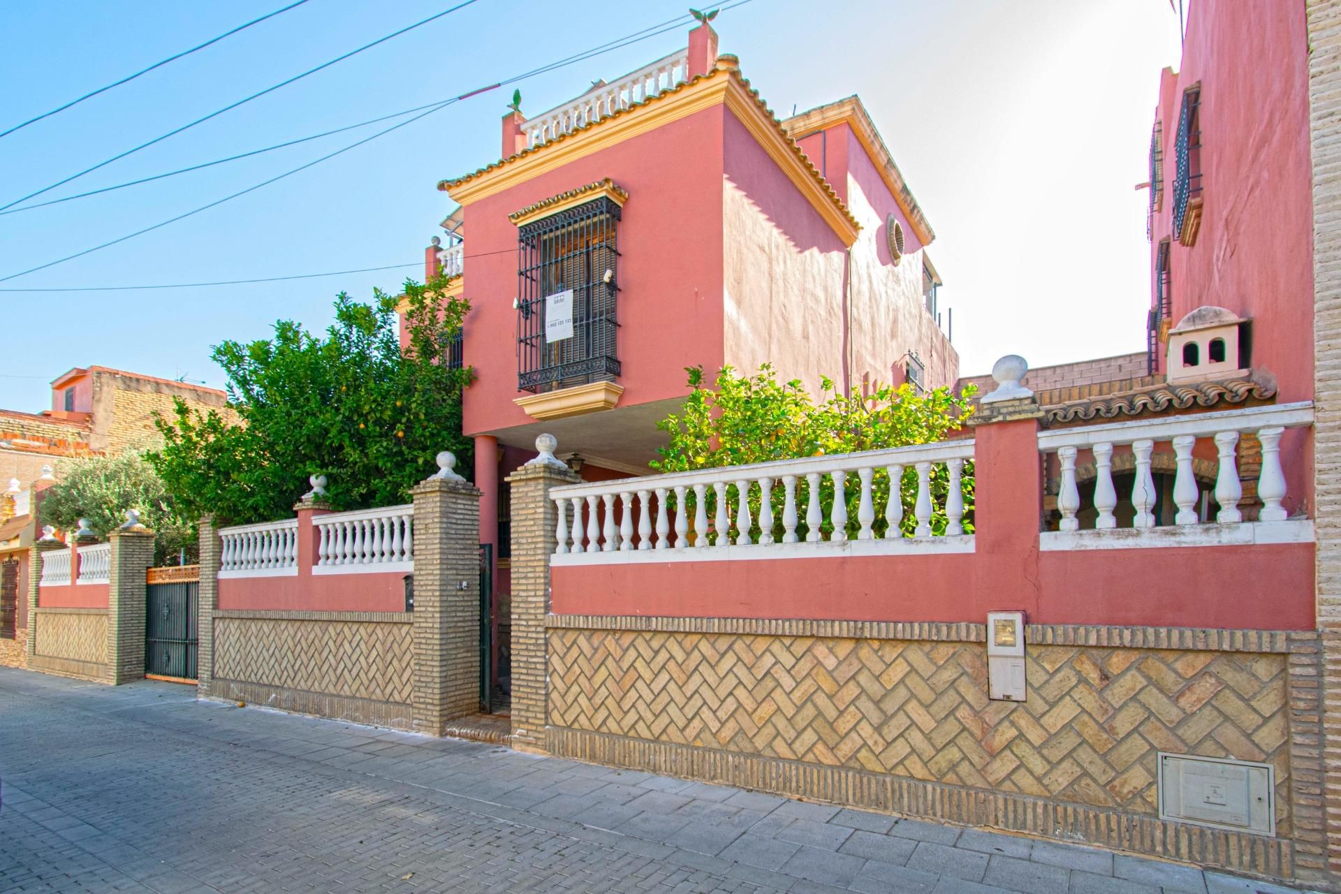 Vista exterior de Casa adosada en venda en Alcalá de Guadaira amb Aire condicionat, Jardí privat i Terrassa