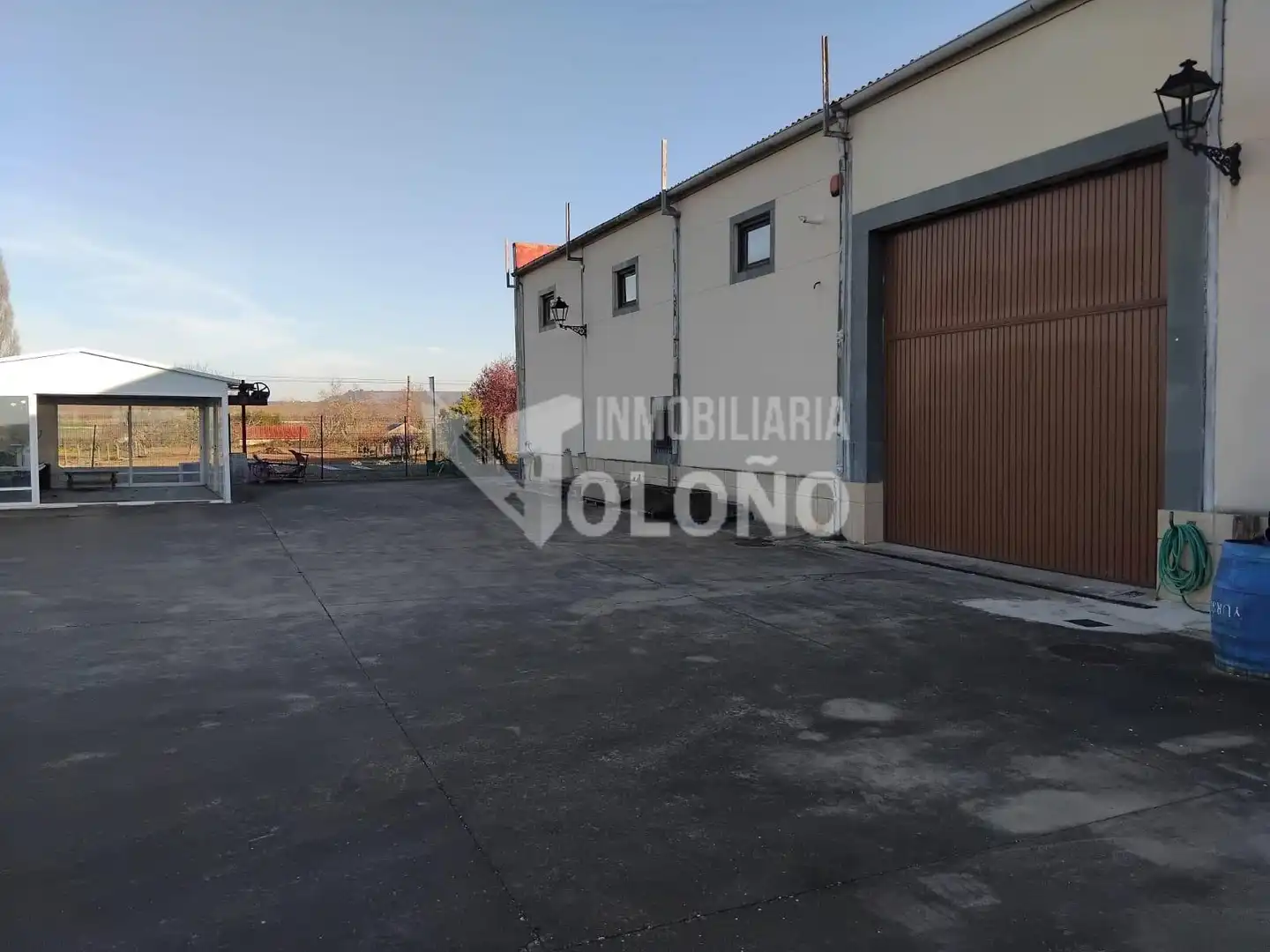 Vista exterior de Nau industrial en venda en Alesanco amb Calefacció i Alarma