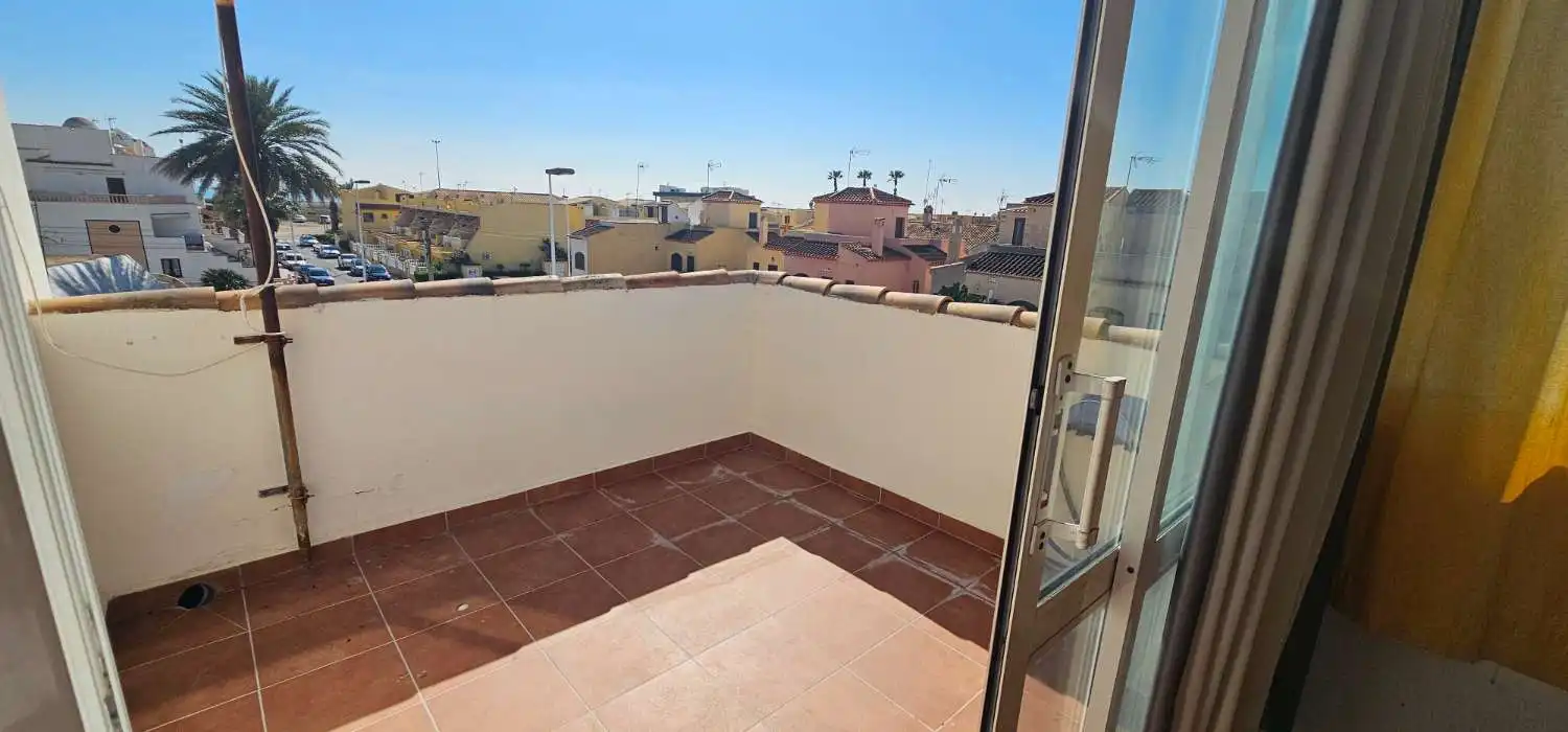 Terrasse von Einfamilien-Reihenhaus zum Verkauf in Torrevieja mit Terrasse, Möbliert und Alarm