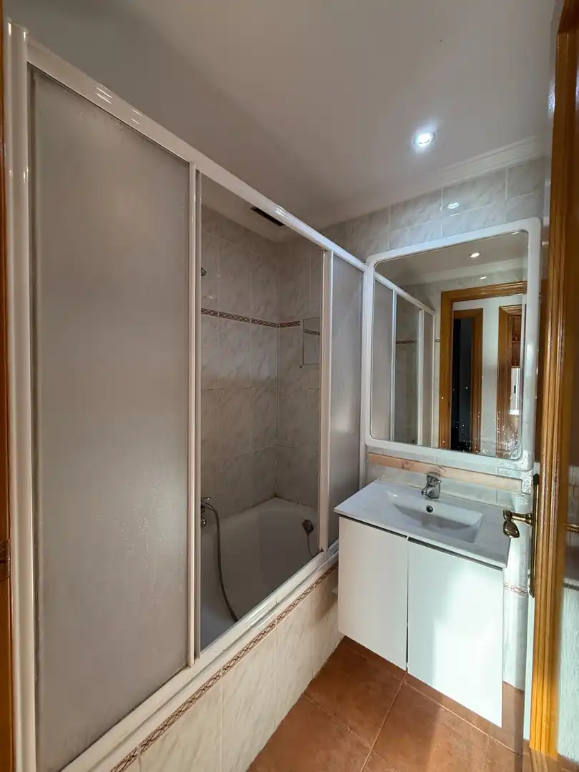 Badezimmer von Wohnung zur Miete in Chiva mit Klimaanlage und Terrasse