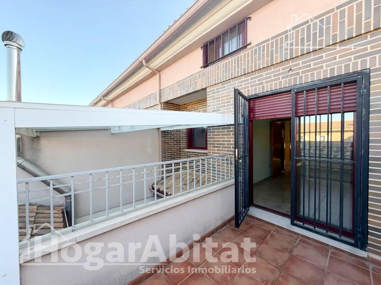 Vista exterior de Casa adosada en venda en Sagunto / Sagunt amb Aire condicionat, Jardí privat i Terrassa
