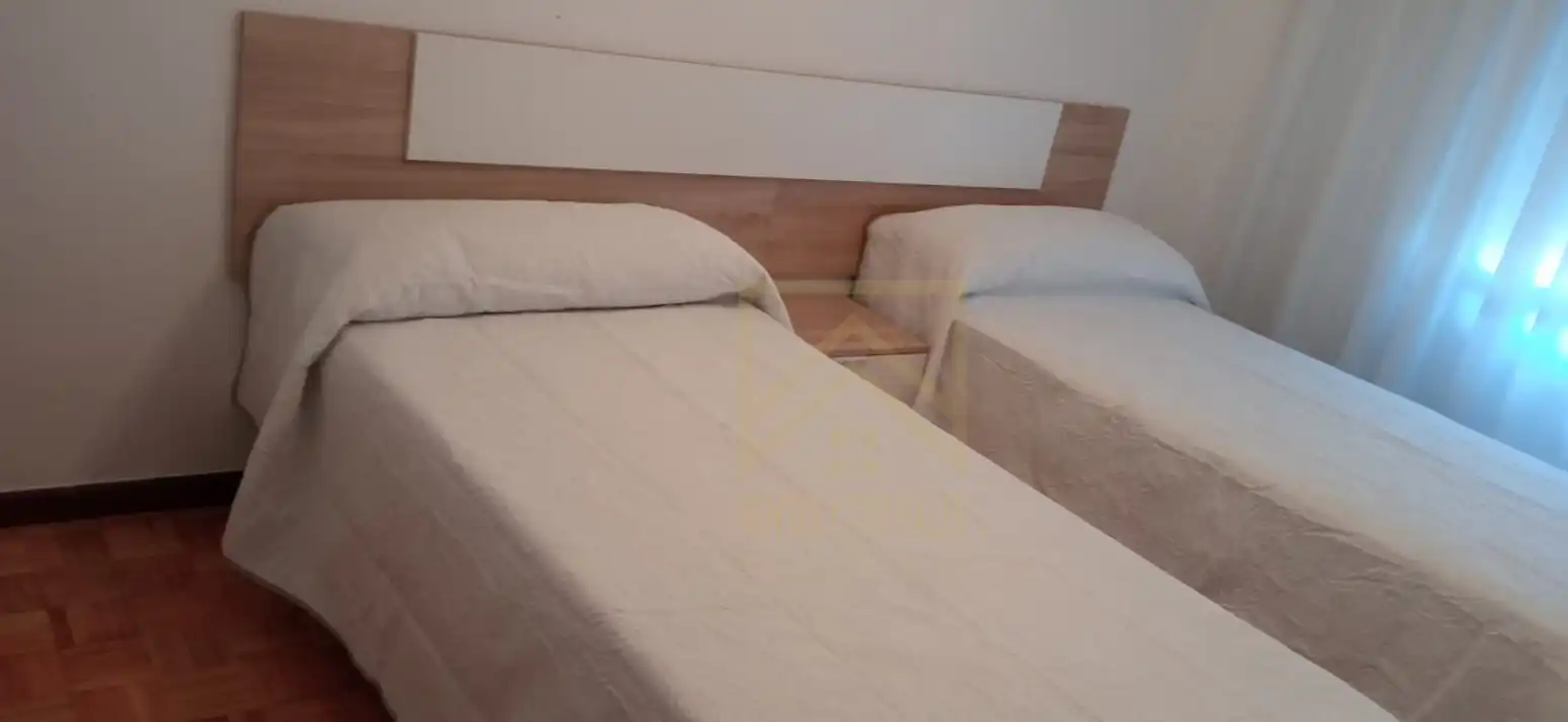 Dormitori de Pis de lloguer en Torrelavega  amb Calefacció, Jardí privat i Parquet