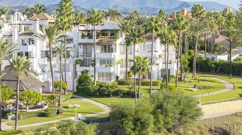 Exclusivo apartamento de 3 dormitorios y 3 baños en planta baja en la prestigiosa urbanización Alcazaba Beach, Estepona.