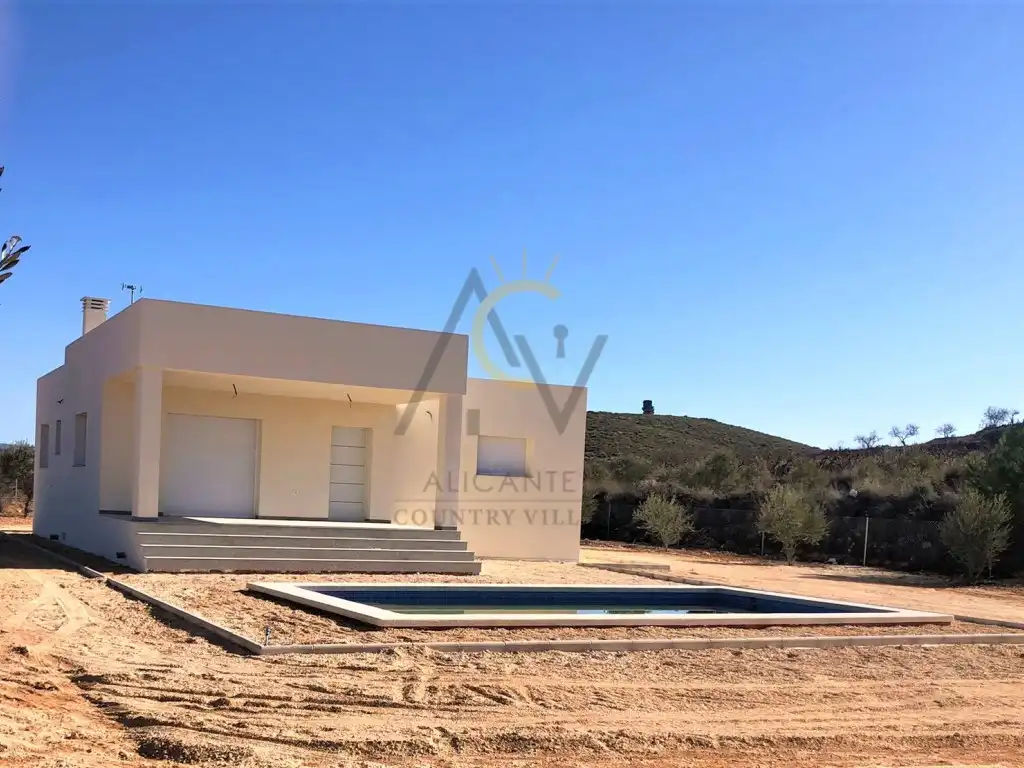 Xalet amb piscina en venda a El Pinós / Pinoso