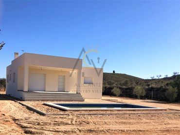 Chalet con piscina en venta en El Pinós / Pinoso