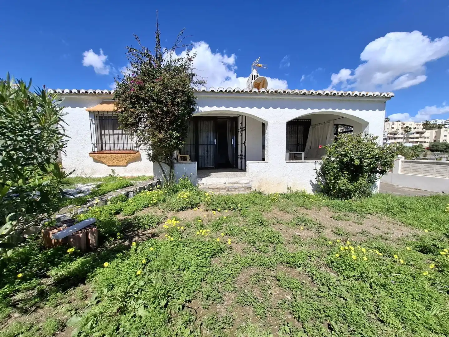 Villa mit Garten zum Verkauf in Calahonda