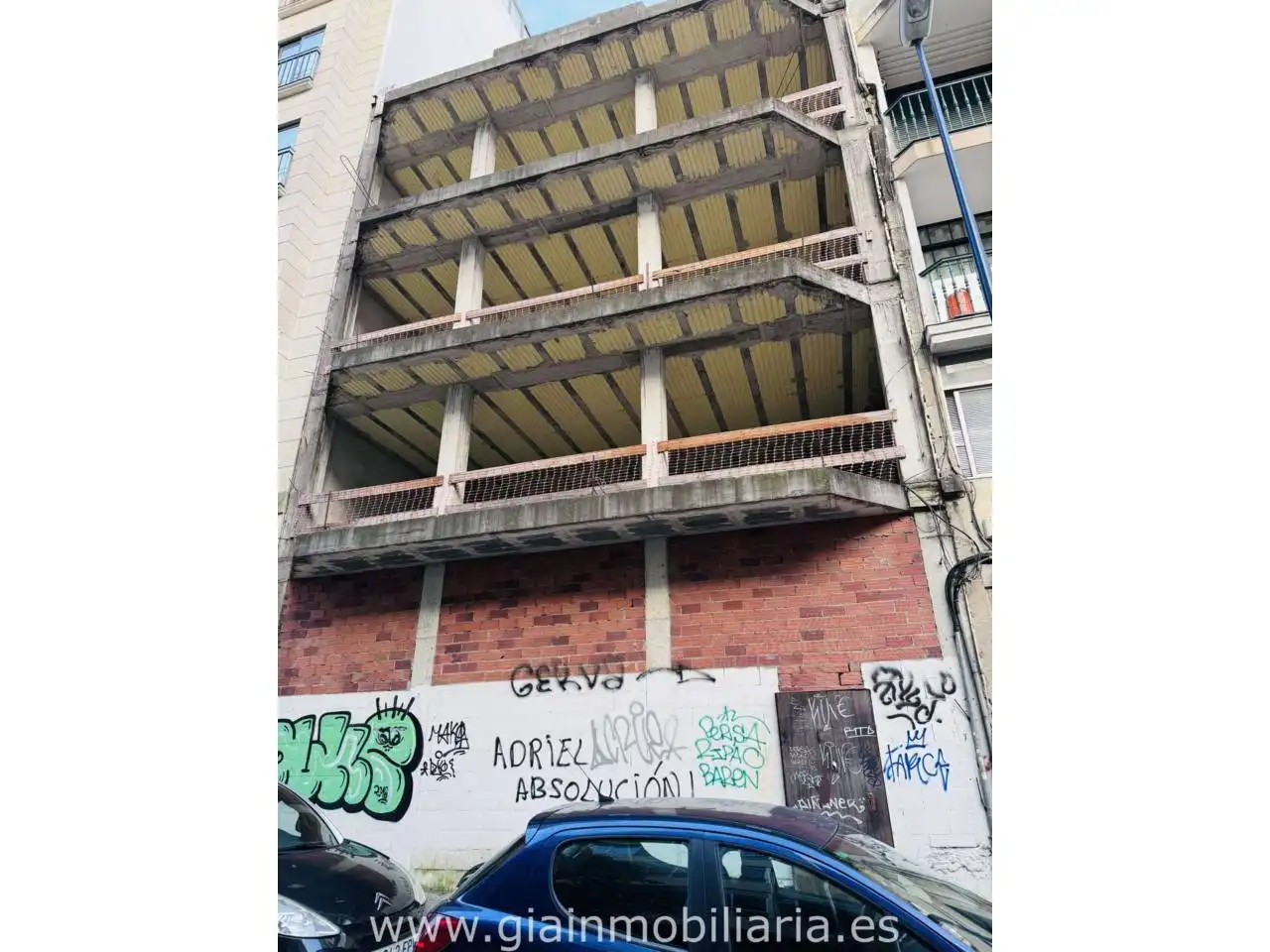 Vista exterior de Edifici en venda en Vigo 