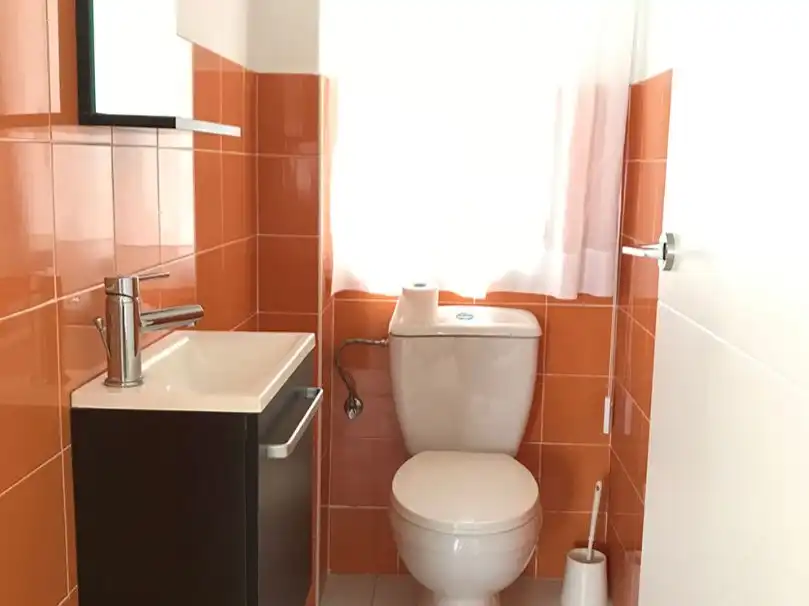 Badezimmer von Geschaftsraum zur Miete in Vilagarcía de Arousa mit Klimaanlage, Heizung und Parkett