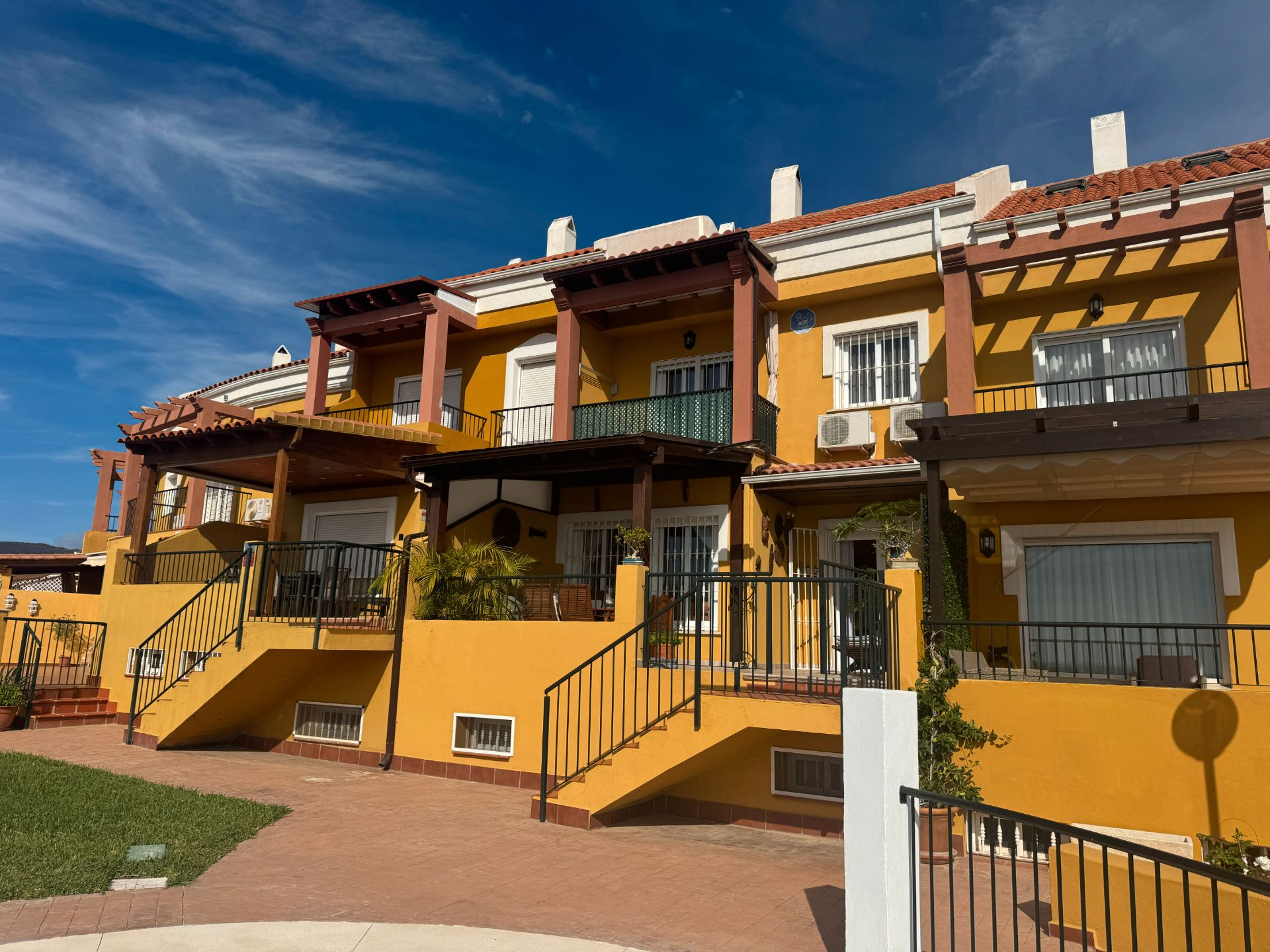 Vista exterior de Casa adosada en venda en Rincón de la Victoria amb Jardí privat, Terrassa i Traster