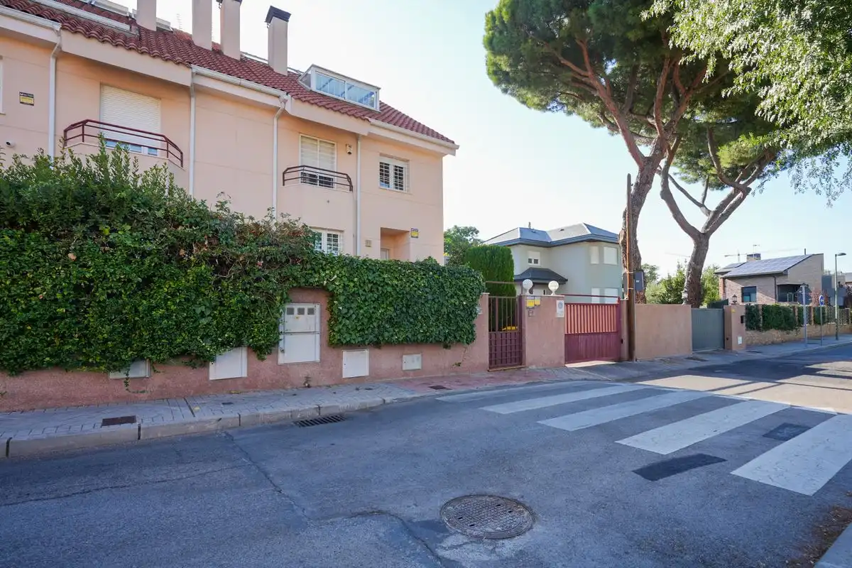 Vista exterior de Casa adosada en venta en Pozuelo de Alarcón con Aire acondicionado, Calefacción y Jardín privado