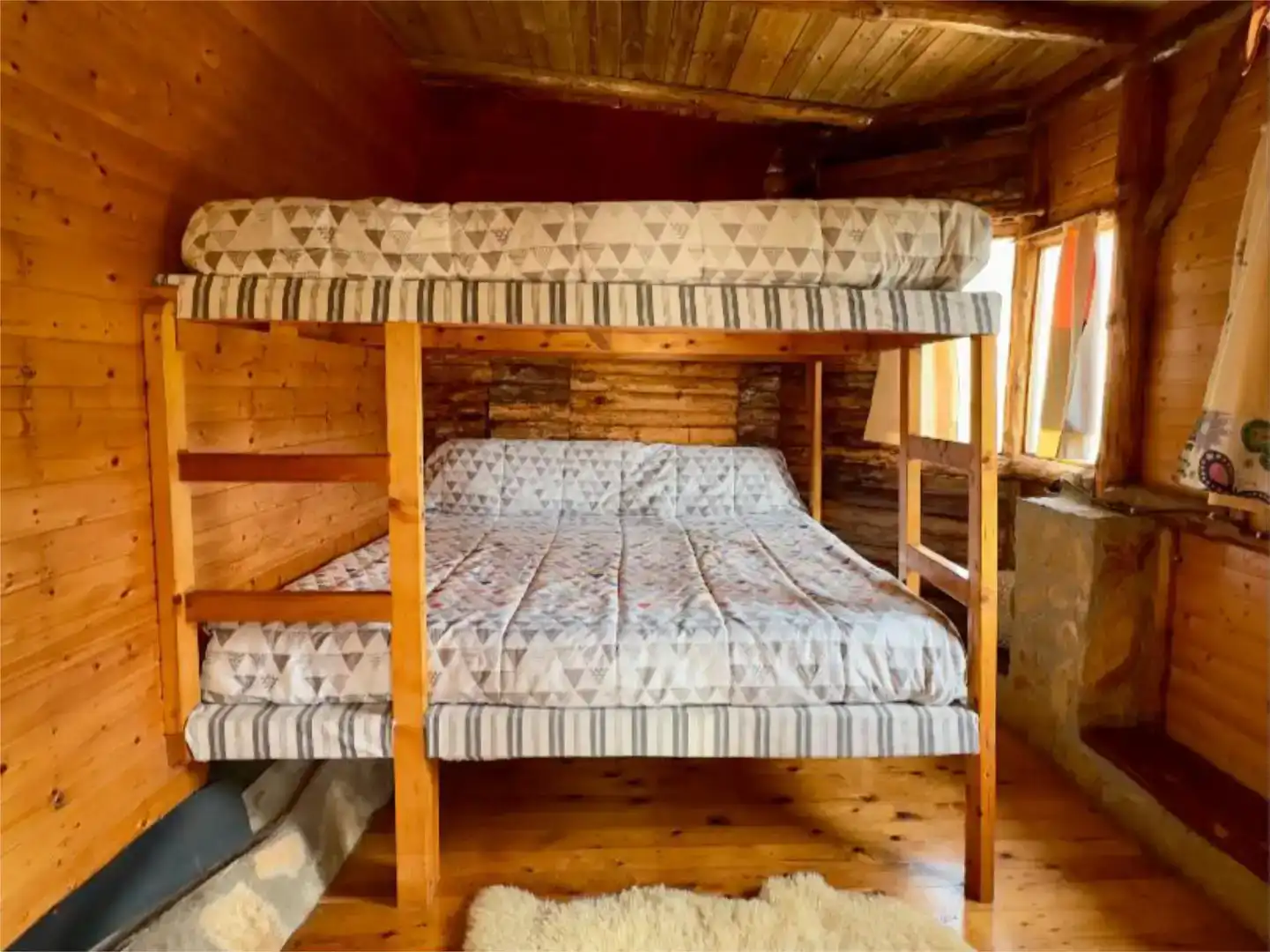 Dormitori de Local en venda en Montanejos amb Parquet i Moblat