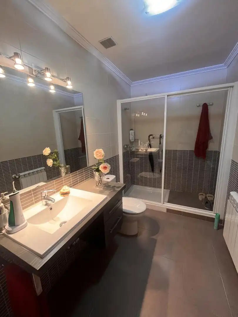 Baño de Piso en venta en Plasencia con Aire acondicionado, Terraza y Amueblado