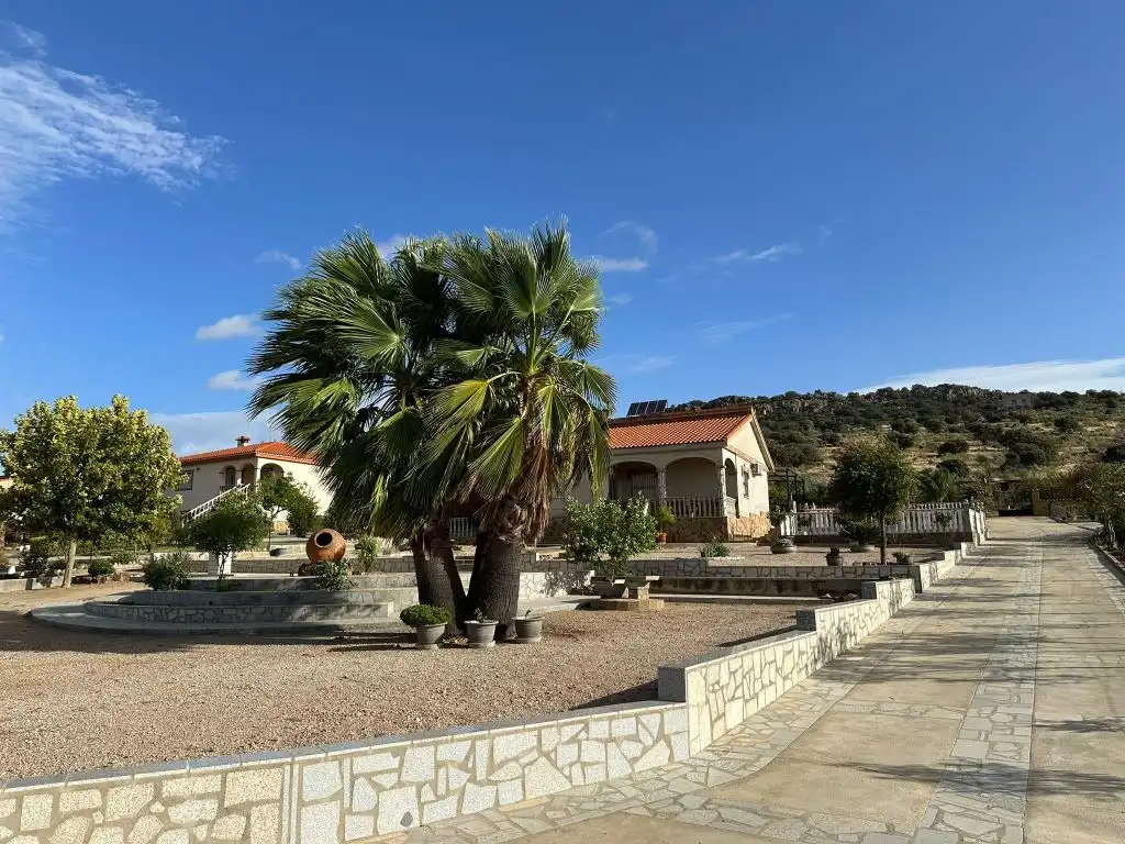 Vista exterior de Casa o xalet en venda en Magacela amb Jardí privat, Terrassa i Piscina