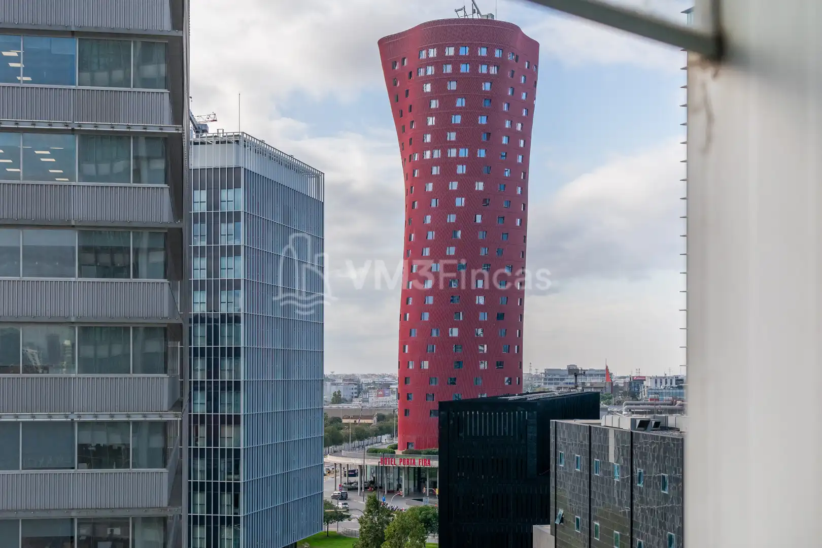 Vista exterior de Oficina en venda en L'Hospitalet de Llobregat amb Aire condicionat, Calefacció i Traster