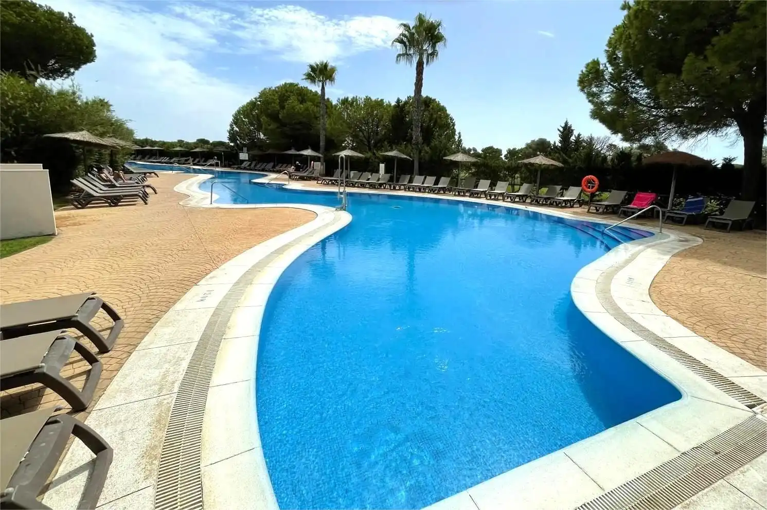 Schwimmbecken von Wohnungen zum Verkauf in Cartaya mit Klimaanlage, Heizung und Terrasse