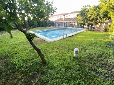 Xalet amb piscina en venda a Calle de la Cruz Dorada