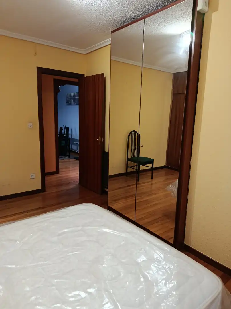 Habitación de Apartamento en venta en Santander con Calefacción, Trastero y Amueblado
