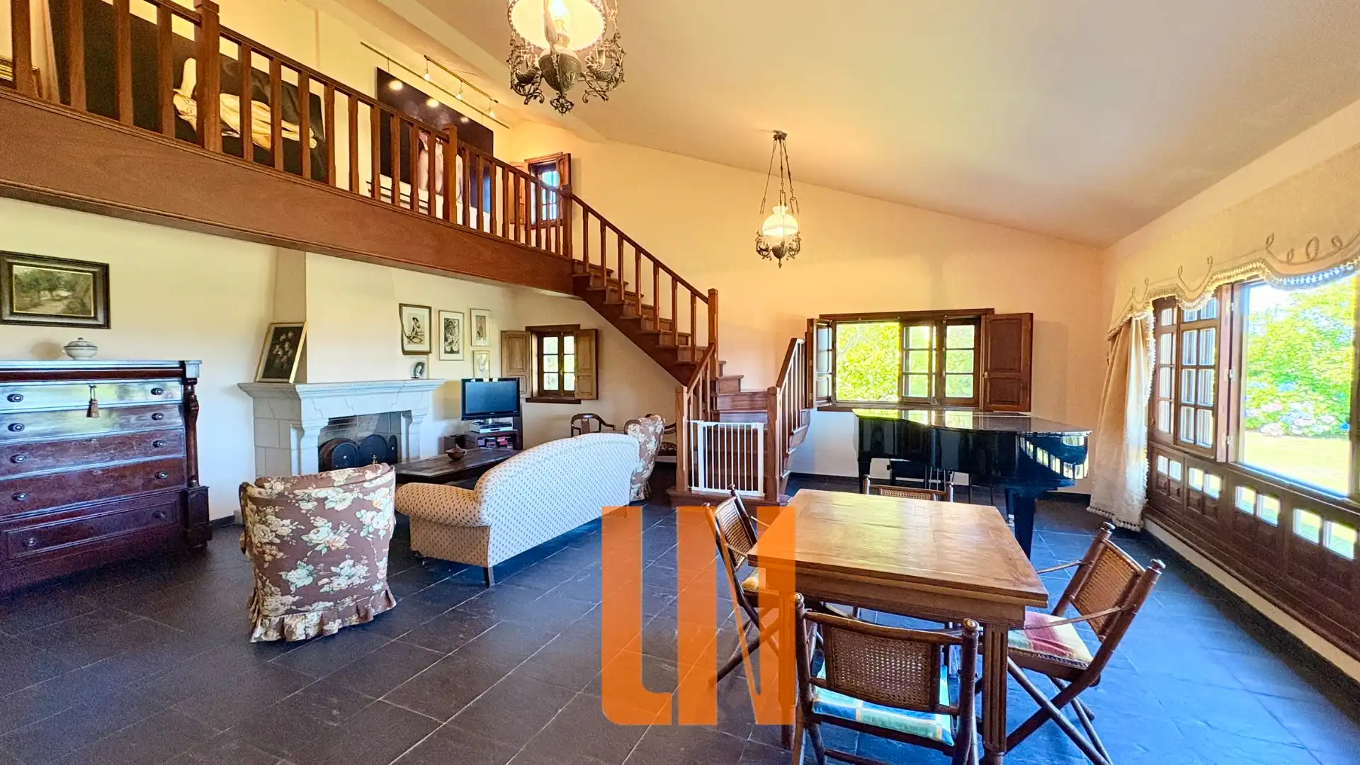 Sala de estar de Finca rústica en venta en Oleiros con Calefacción, Jardín privado y Parquet