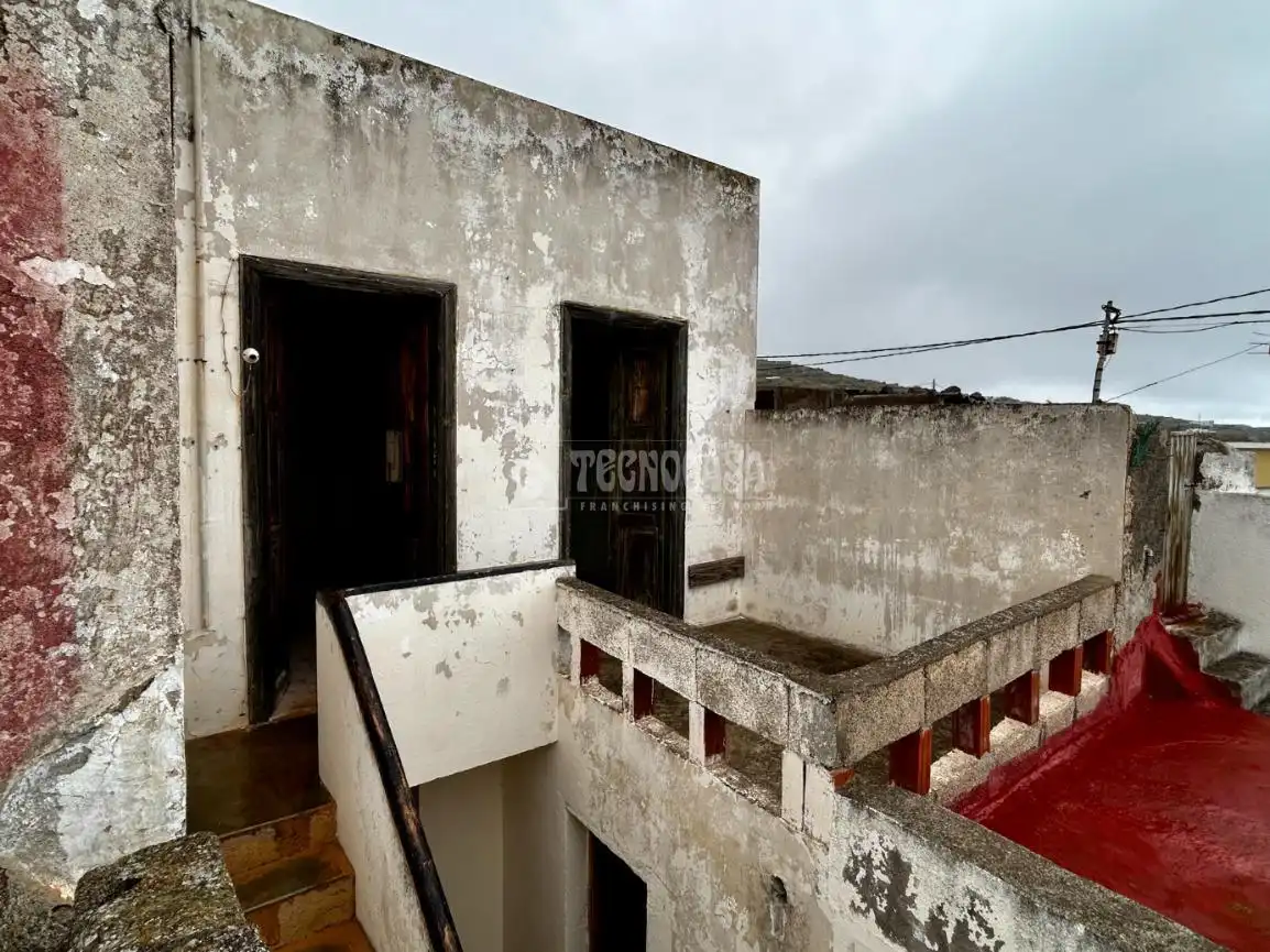 Vista exterior de Casa adosada en venda en Güímar amb Balcó