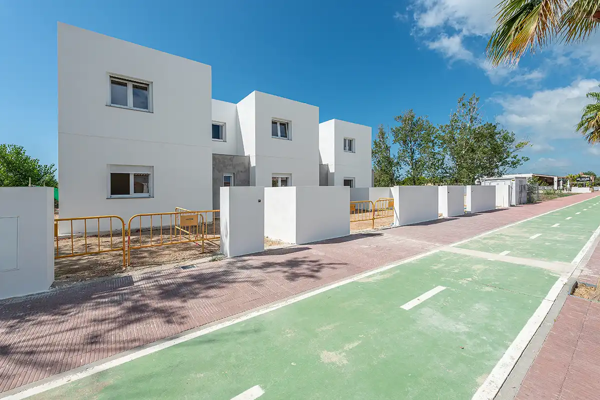 Vista exterior de Casa adosada en venda en Deltebre amb Calefacció, Jardí privat i Terrassa