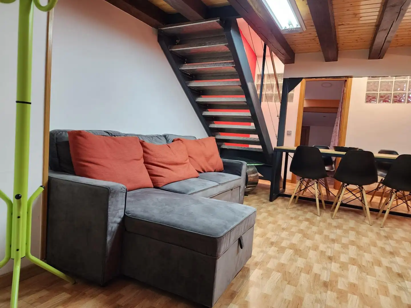Sala d'estar de Àtic en venda en Jaca amb Calefacció, Parquet i Traster