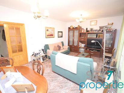 Sala d'estar de Casa adosada en venda en Quismondo amb Aire condicionat, Calefacció i Jardí privat