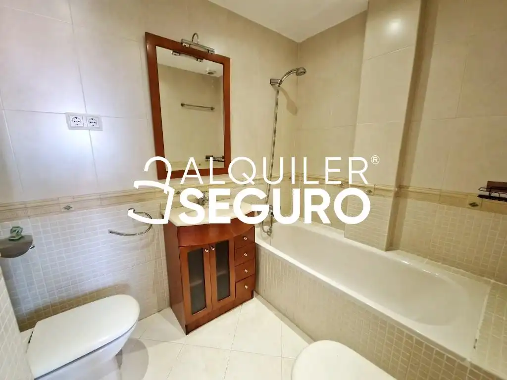 Badezimmer von Wohnung zur Miete in Móstoles mit Klimaanlage und Heizung