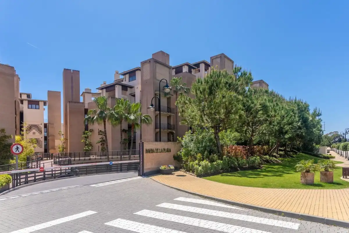 Vista exterior de Dúplex en venda en Estepona amb Terrassa, Piscina i Jacuzzi