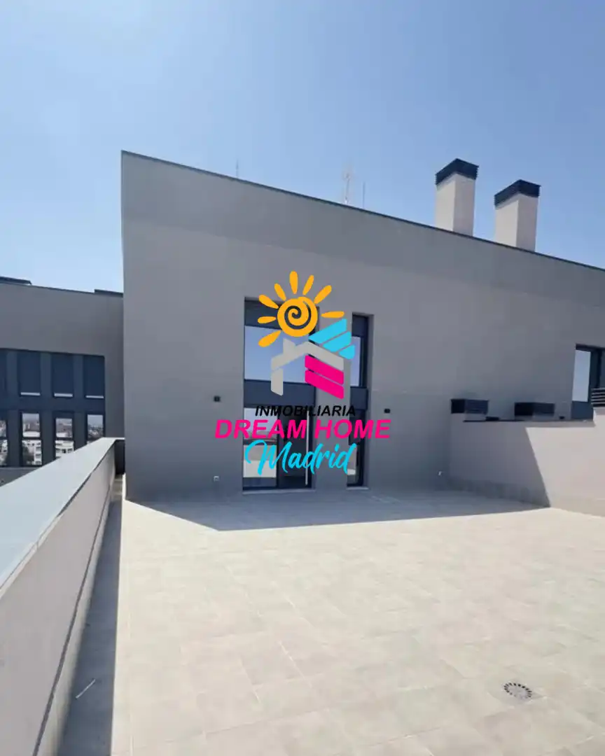Vista exterior de Pis en venda en Madrid amb Piscina comunitària