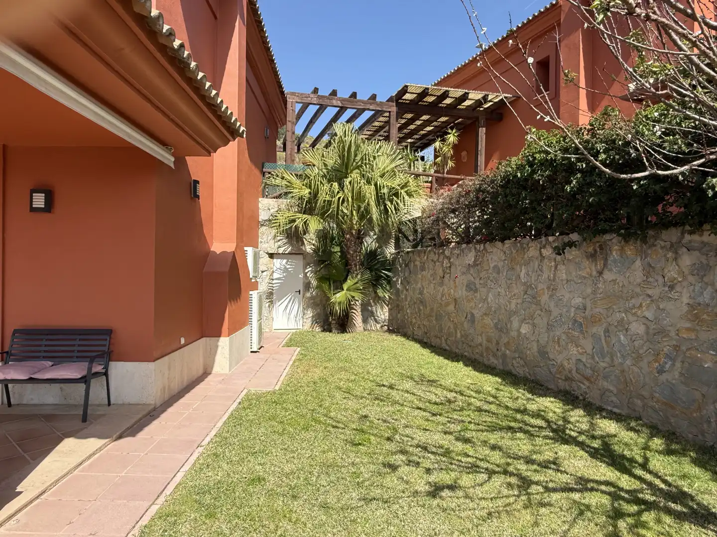 Jardí de Casa adosada de lloguer en Marbella amb Aire condicionat, Calefacció i Jardí privat