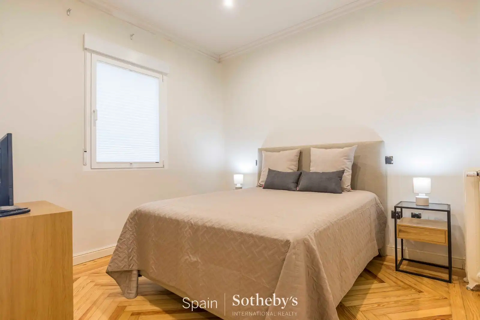Dormitori de Apartament de lloguer en Madrid amb Aire condicionat i Calefacció