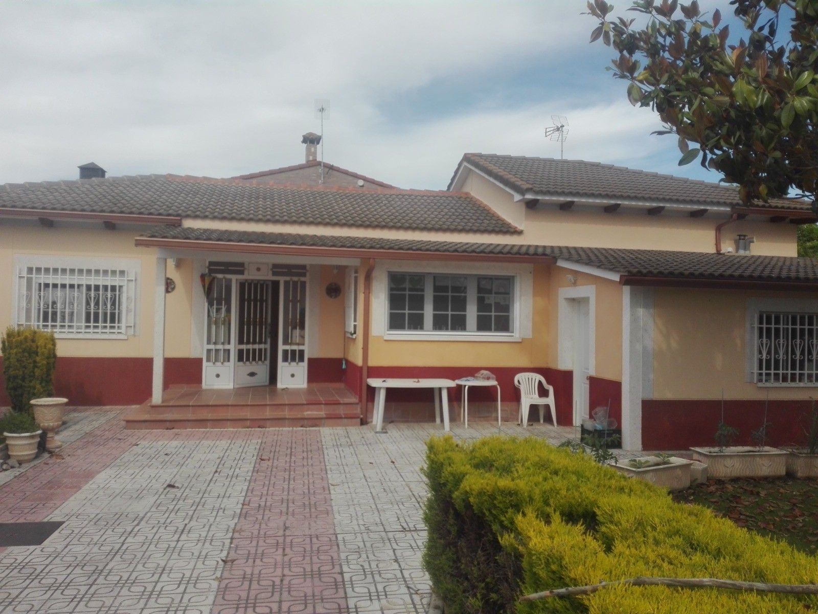 Vista exterior de Casa o xalet en venda en Simancas amb Jardí privat, Parquet i Terrassa