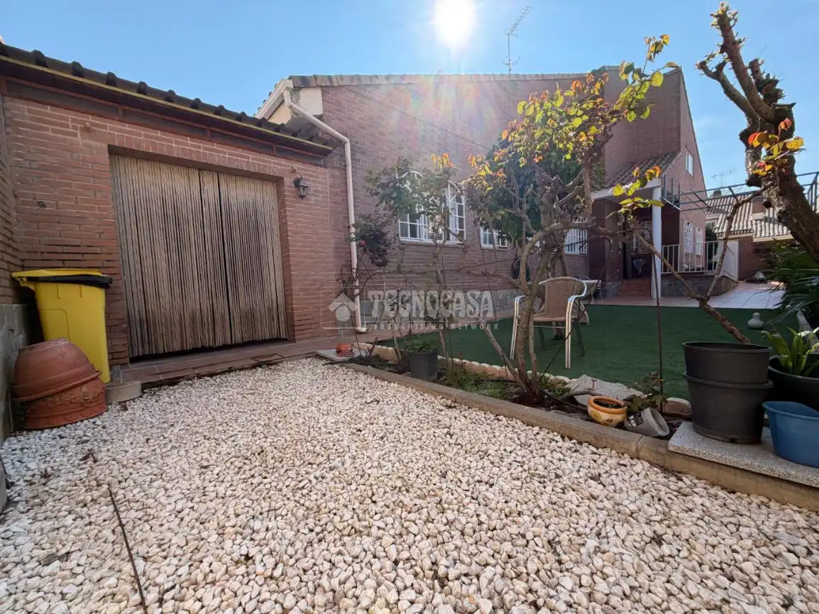 Jardí de Casa adosada en venda en Velilla de San Antonio amb Aire condicionat, Calefacció i Jardí privat