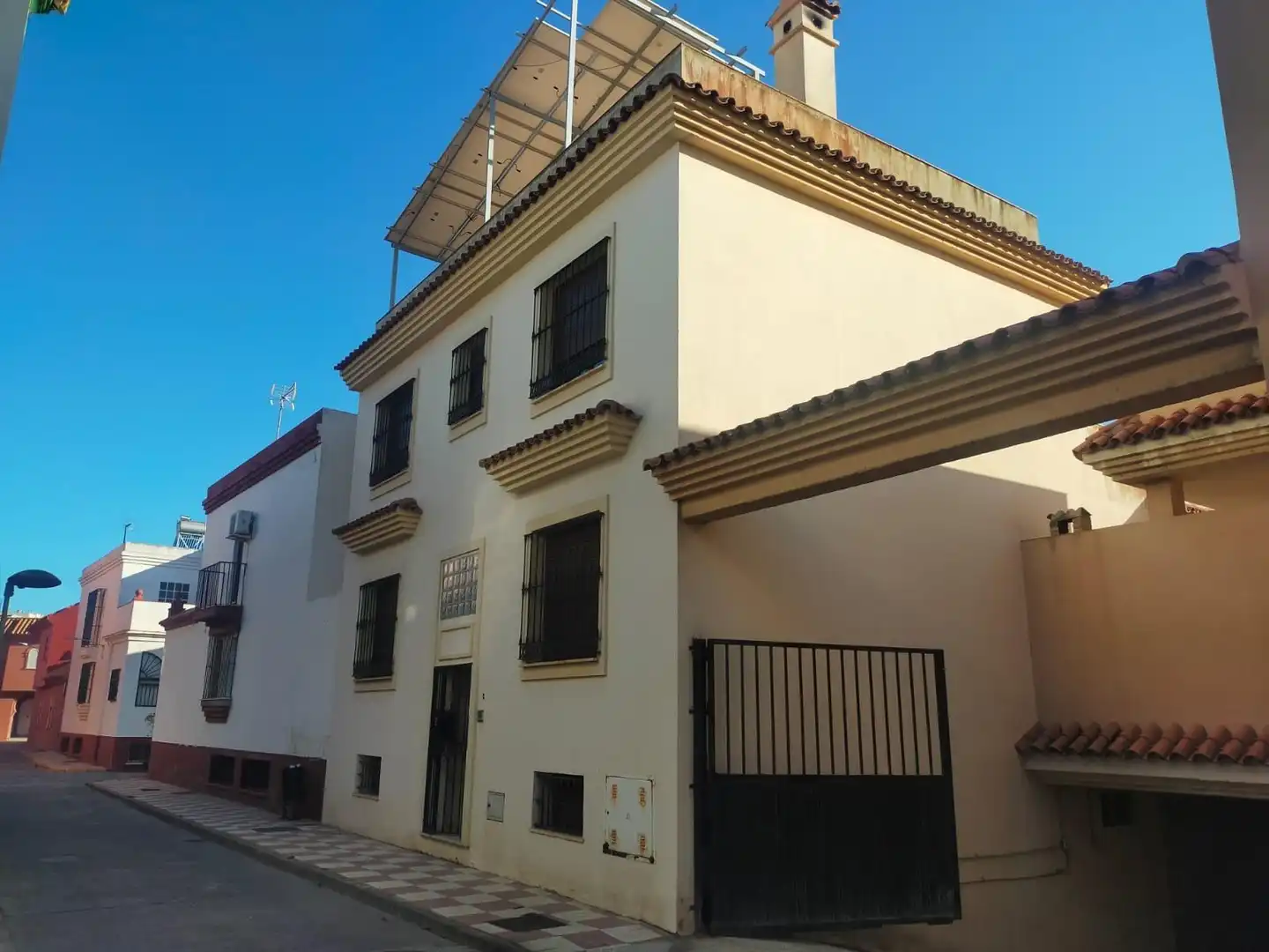 Exterior view of Houses for sale in La Línea de la Concepción  with Air Conditioner, Terrace and Storage room