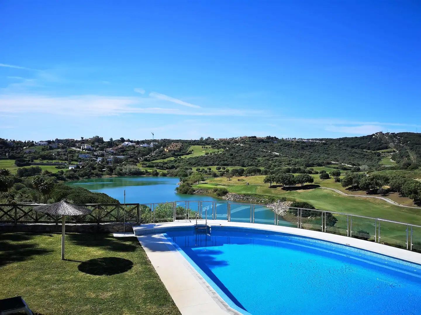 Piscina de Apartament de lloguer en Sotogrande amb Aire condicionat, Calefacció i Terrassa