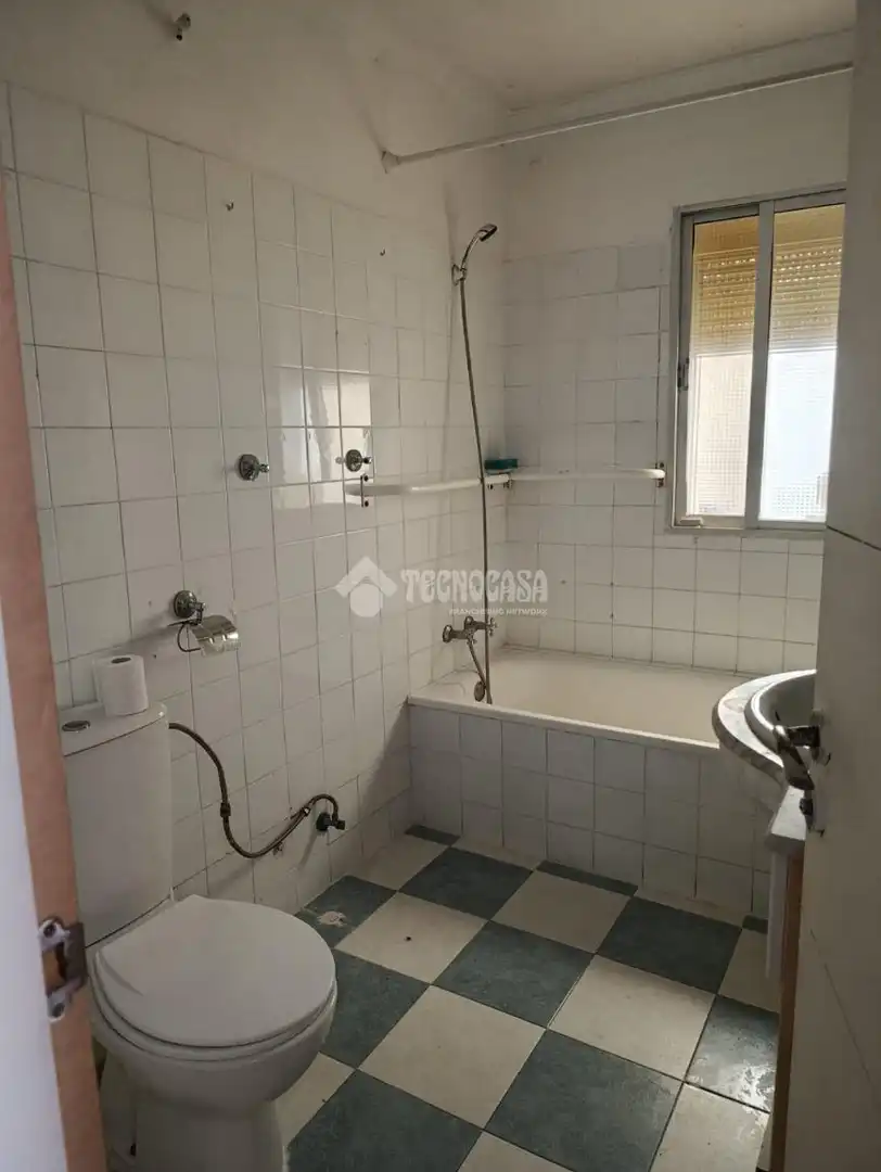 Baño de Piso en venta en Utrera con Aire acondicionado, Calefacción y Terraza