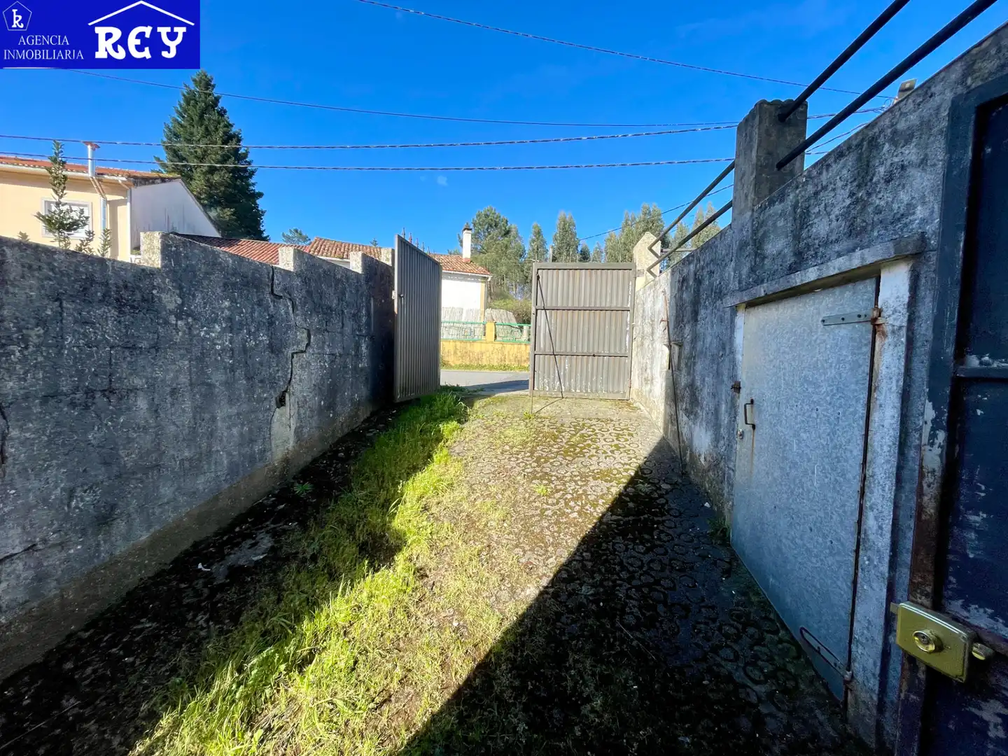 Vista exterior de Casa o xalet en venda en Santiago de Compostela  amb Jardí privat, Terrassa i Moblat