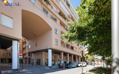 Vista exterior de Pis en venda en  Granada Capital amb Aire condicionat, Terrassa i Balcó