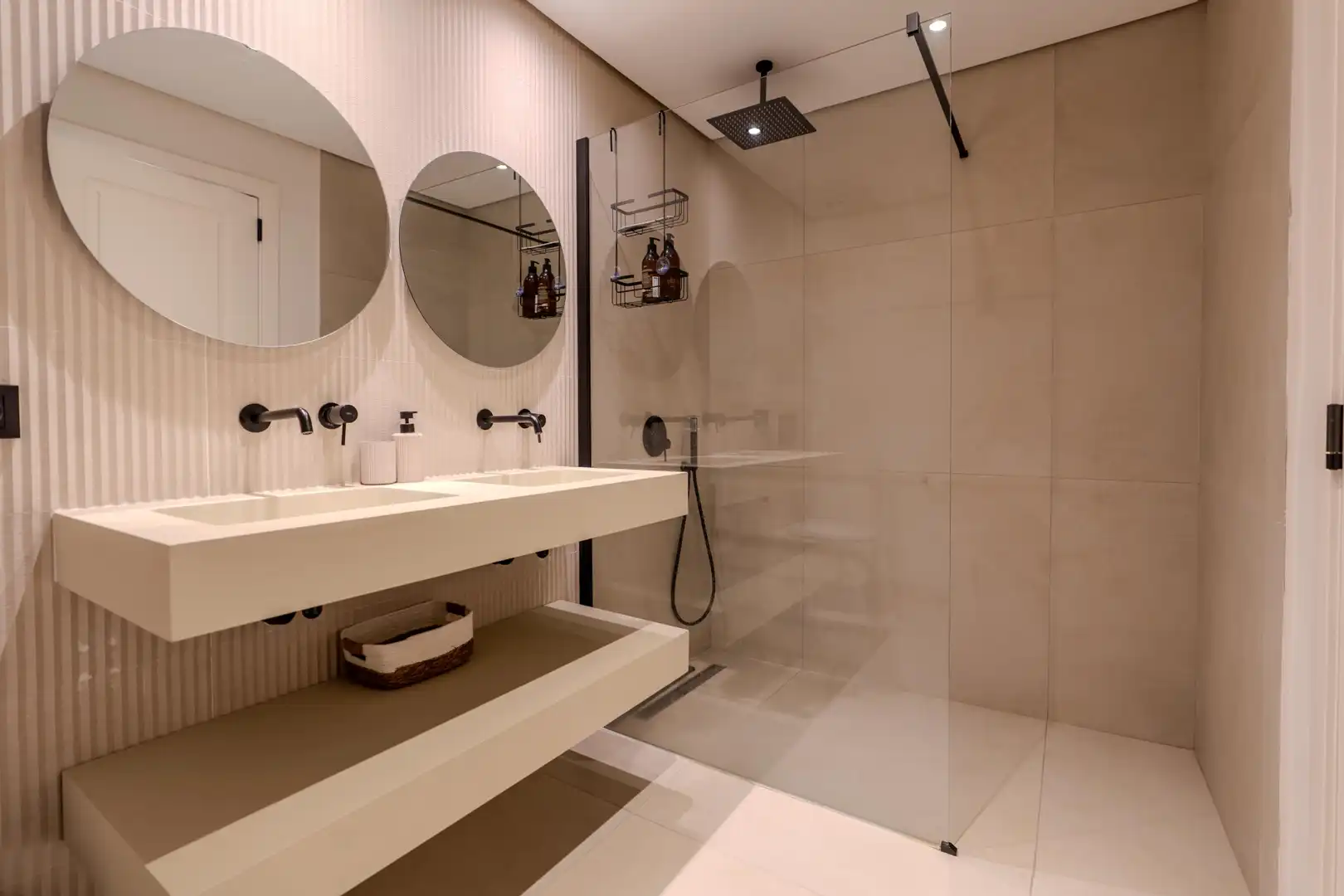 Baño de Apartamento de alquiler en Benahavís con Aire acondicionado, Terraza y Piscina