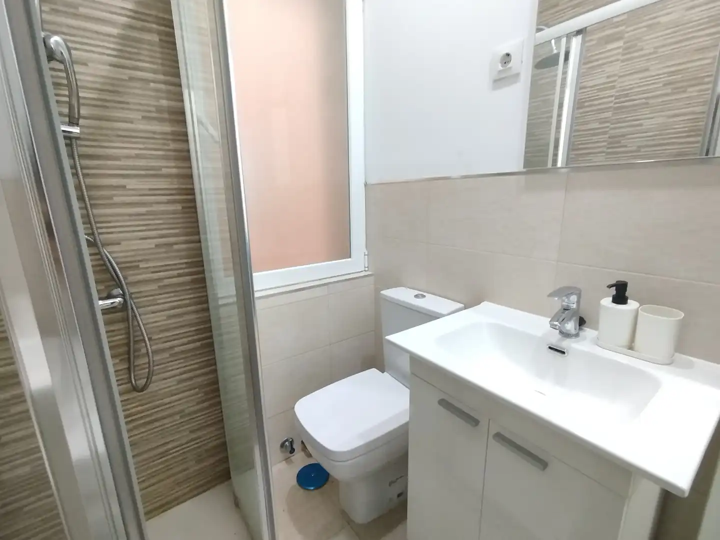 Bathroom of Flat for share in Madrid  with Air Conditioner, Heating and Furnished