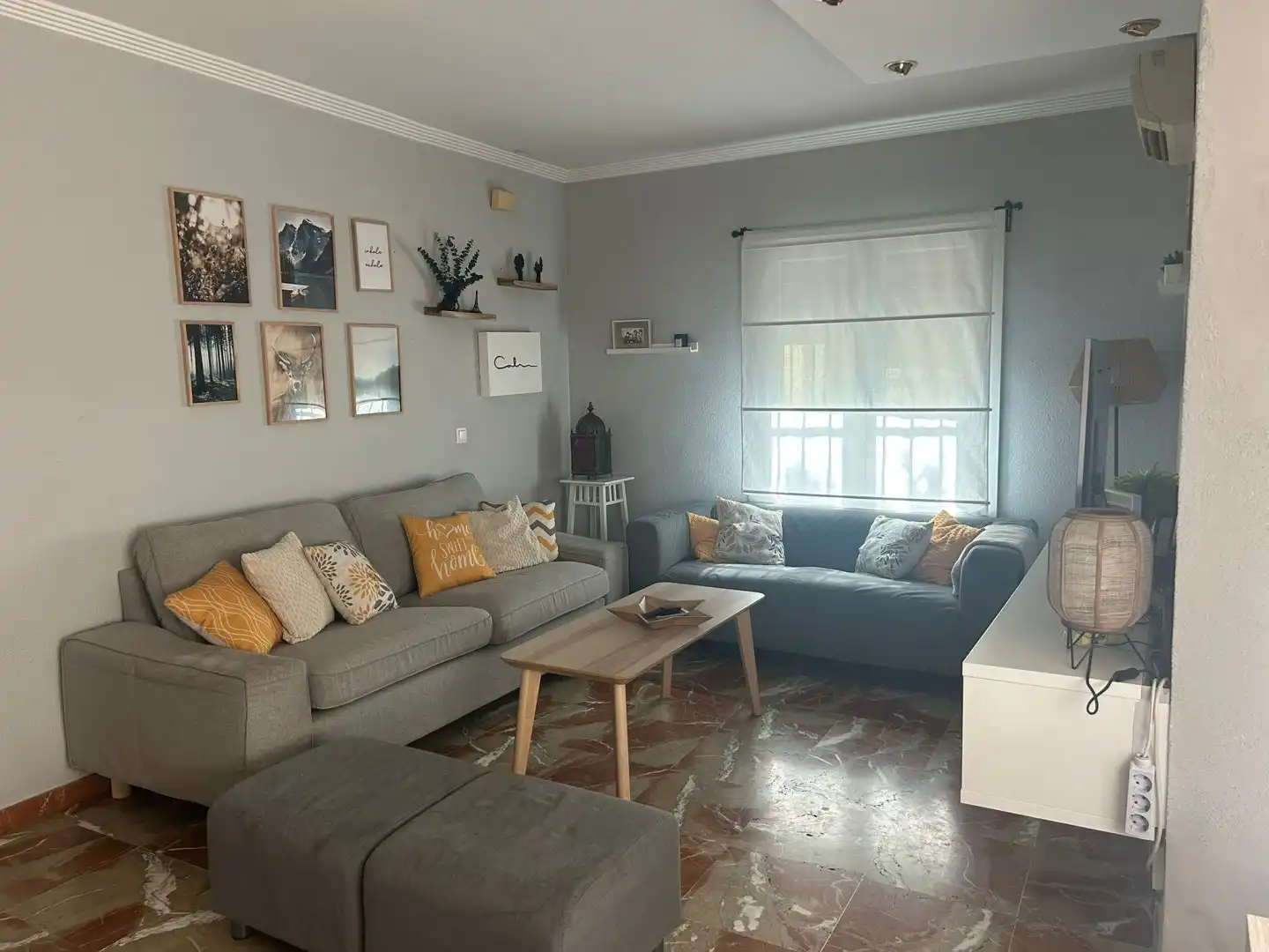 Wohnzimmer von Einfamilien-Reihenhaus zum Verkauf in Gines mit Klimaanlage, Heizung und Abstellraum