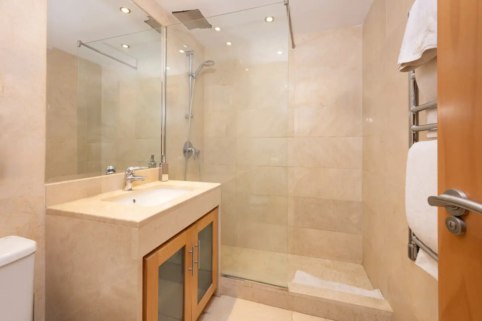 Bathroom of Ground floor for sale in Estepona  with Air Conditioner, Terrace and Swimming Pool