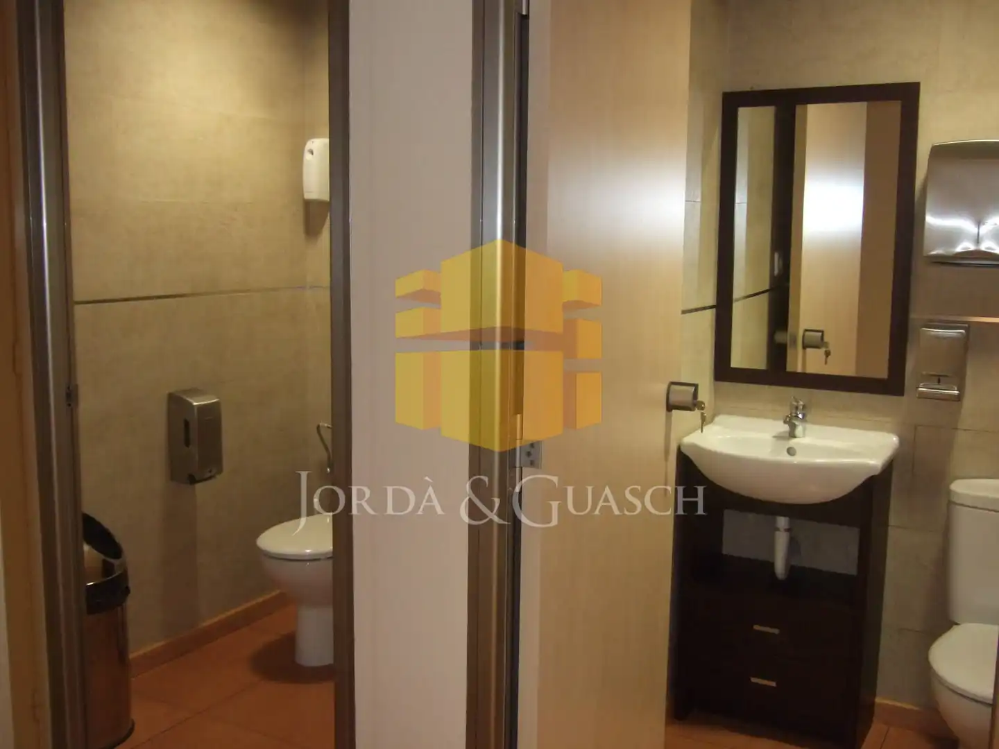 Badezimmer von Fabrikhallen zur Miete in Castellgalí