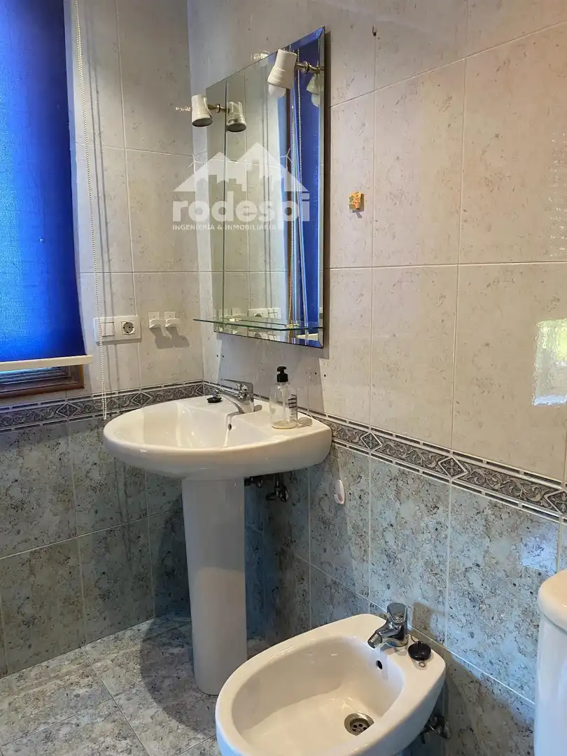 Baño de Piso de alquiler en A Cañiza   con Calefacción, Terraza y Trastero