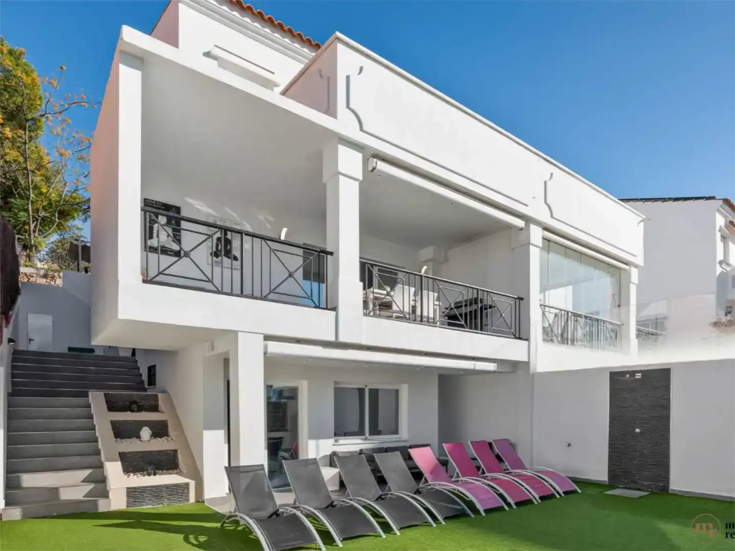 Vista exterior de Casa adosada en venda en Marbella amb Aire condicionat, Piscina i Balcó