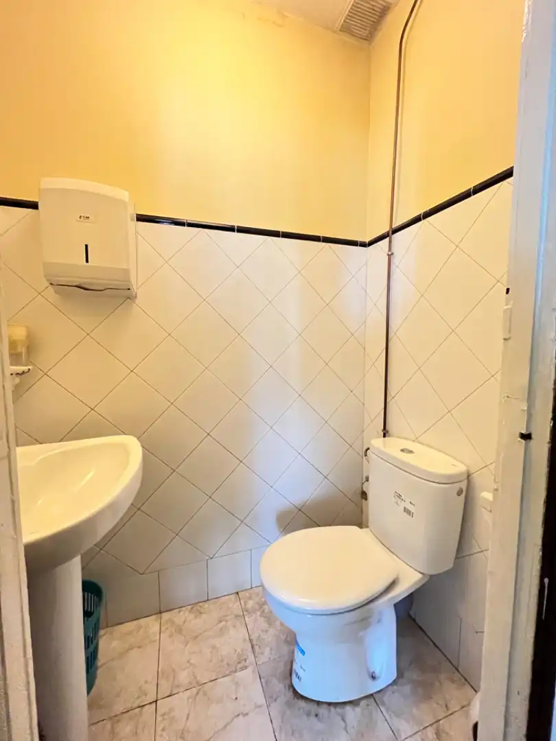 Bathroom of Office for rent in Madrid  with Air Conditioner, Heating and Balcony